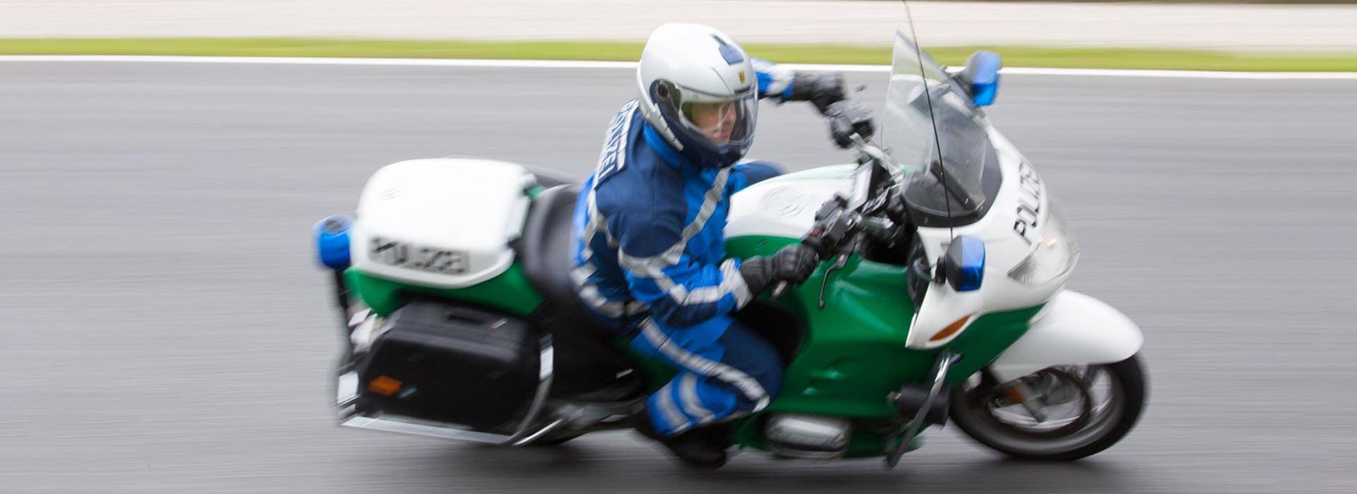 Polizei-Motorrad auf der Strecke