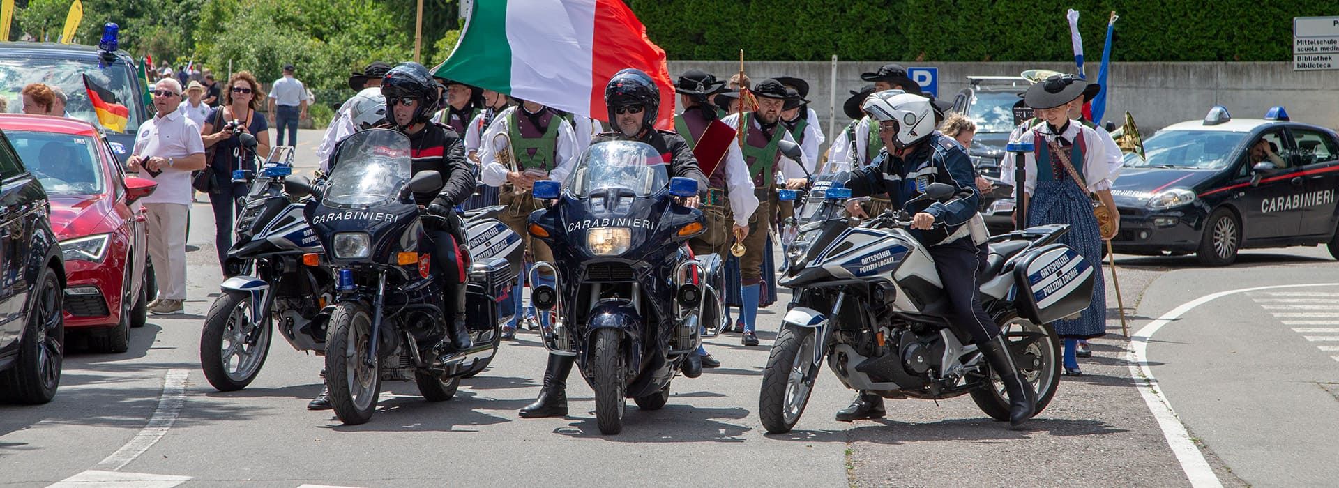 Ankunft der Carabinieri mit ihren Motorrädern bei der Sternfahrt der IPMC